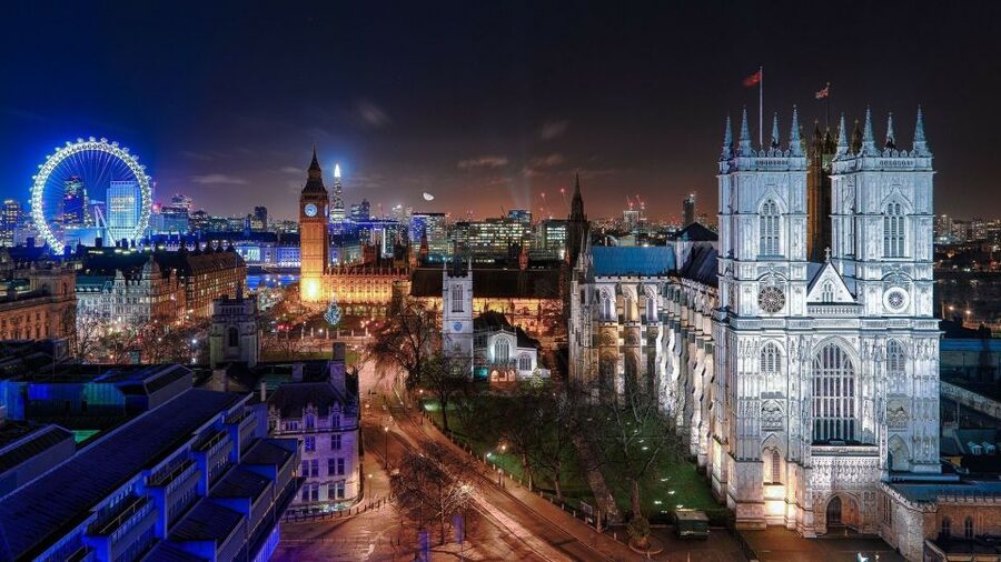 London: Christmas Eve City Tour with Dinner & Midnight Mass - Practical details that matter on Christmas Eve