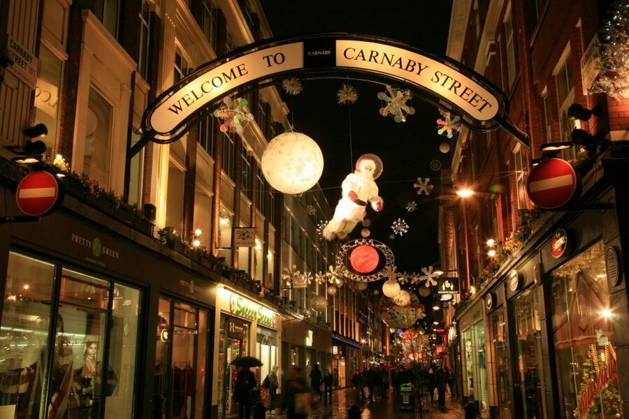 London: Christmas Eve City Tour with Dinner & Midnight Mass - Seeing London’s famous sights from a luxury coach