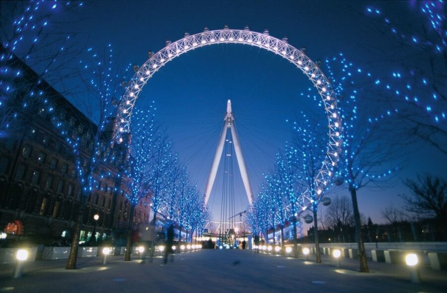 London: Christmas Lights Nighttime Bus Tour with Live Guide - Sitting upstairs, staying warm, and taking pictures