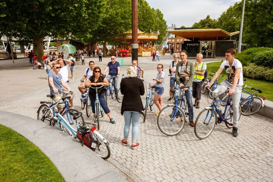 London: Classic Gold 3.5-Hour Bike Tour - Trafalgar Square and a safe pause in the city