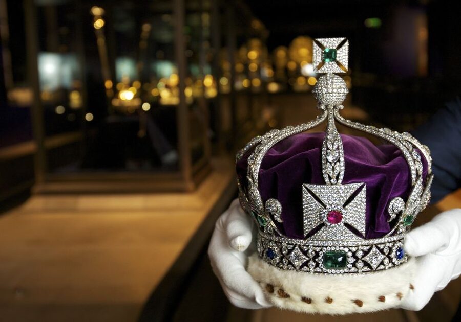 London: Crown Jewels Tour with River Cruise - St. Pauls Cathedral and Wrens great dome