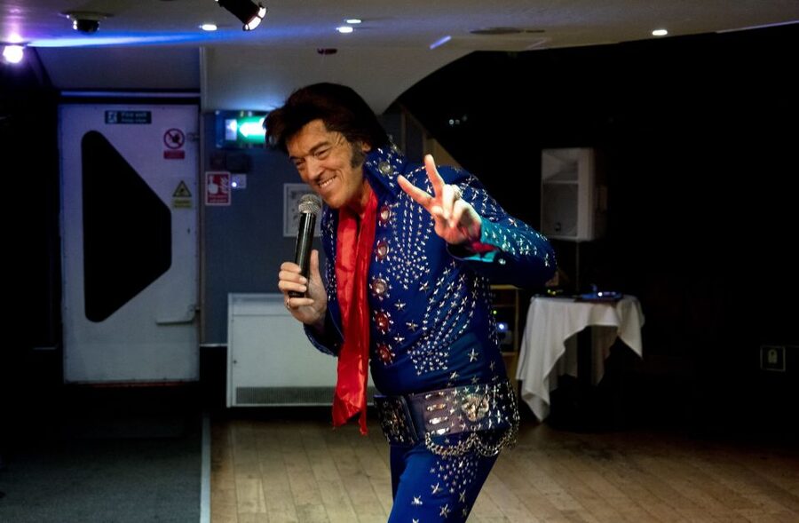 London: Dinner Cruise with Elvis Tribute on the Thames River - Matt King’s two sets and the singalong atmosphere