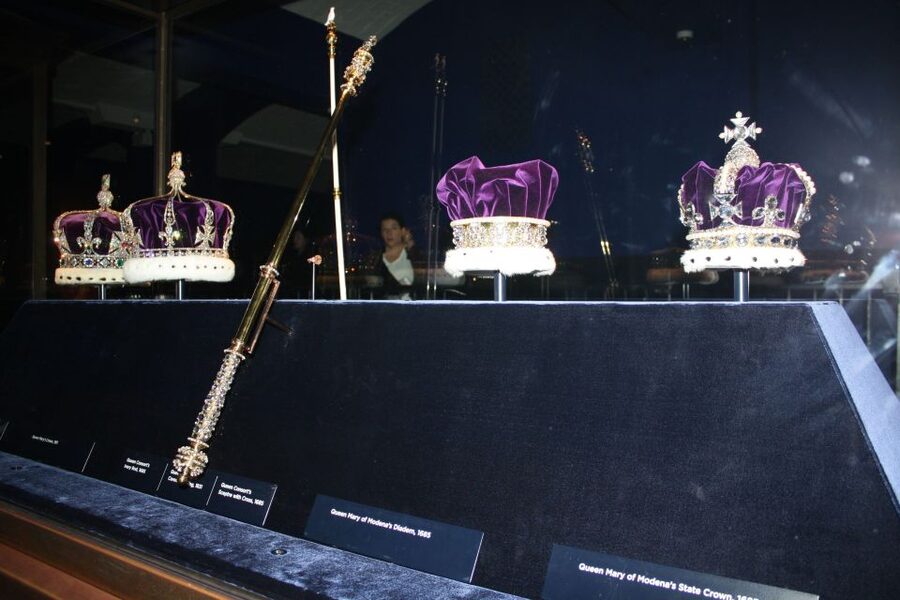 London: Easy Access Tower of London and Crown Jewels Tour - Practical details for comfort and access