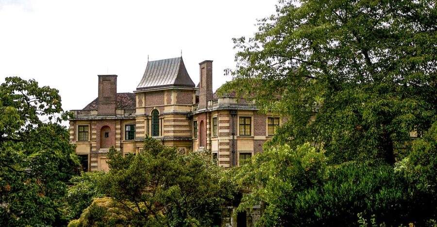 London: Entry Ticket to Eltham Palace and Gardens - Cross from Art Deco rooms into the medieval palace
