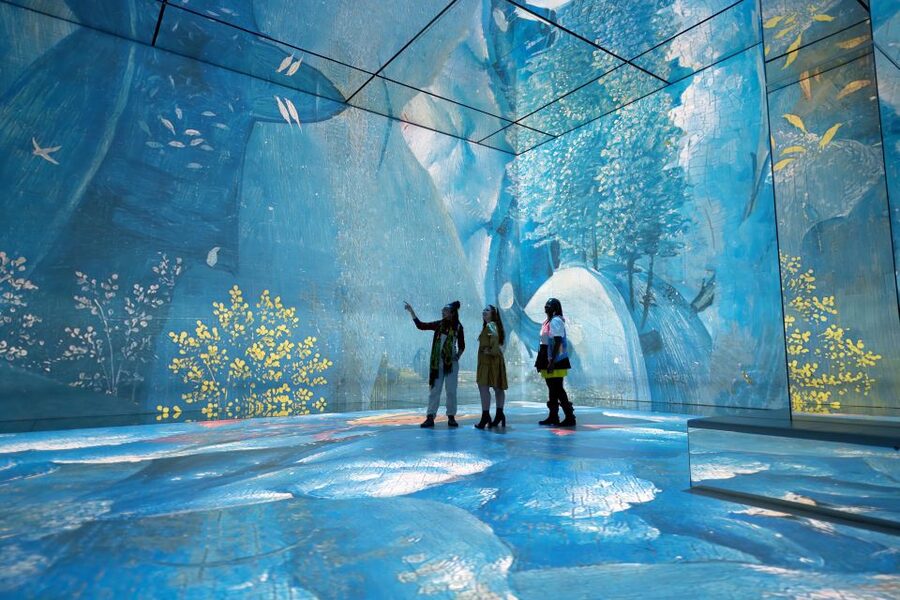 London: Entry Ticket to Frameless Immersive Art Experience - Getting the best photographs without missing the show