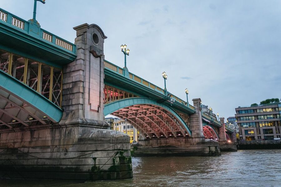 London: Ghost Walk and River Thames Boat Ride - Choosing the boat or the Underground