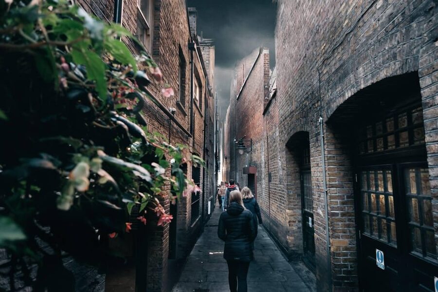 London: Harry Potter Walking Tour in German - The river choice: boat trip or London Underground