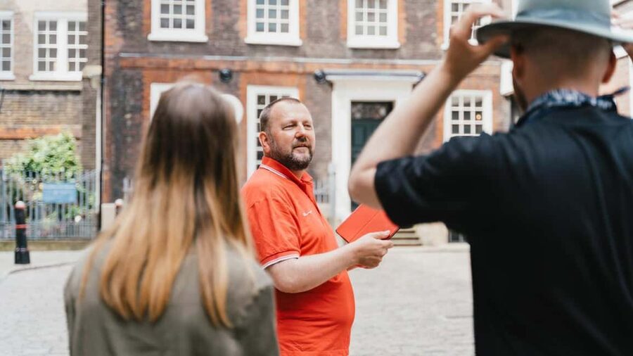 London: Historic City Walking Tour(& Rooftop Garden Access<em>) – Key points to know before you book’ /></p>
<ul>
<li><strong>Three hours from Temple to the Tower:</strong> The route crosses the historic City of London and ends near the Garden at 120.</li>
<li><strong>A strong mix of famous and overlooked places:</strong> You see St Paul’s Cathedral, the Bank of England, London Bridge, Tower Bridge, and smaller sites such as Dr Johnson’s House and St Bride’s Church.</li>
<li><strong>Rooftop access is only included on Sundays and Mondays:</strong> The Garden at 120 provides wide city views, though a short wait is possible at busy times.</li>
<li><strong>Storytelling is a major part of the experience:</strong> Guides such as Maggie, Lucas, Carolina, Matt, and Margaret have led engaging tours filled with small historical details.</li>
<li><strong>The price is $49 per person:</strong> That is fair for a three-hour guided walk, especially if you value context more than paid interior admissions.</li>
<li><strong>The tour is in English and wheelchair accessible:</strong> You can cancel up to 24 hours ahead for a full refund and reserve now while paying later.</li>
</ul>
<h2>Why this City of London walk works so well</h2>
<p><img width="900" height="506" decoding="async" src=