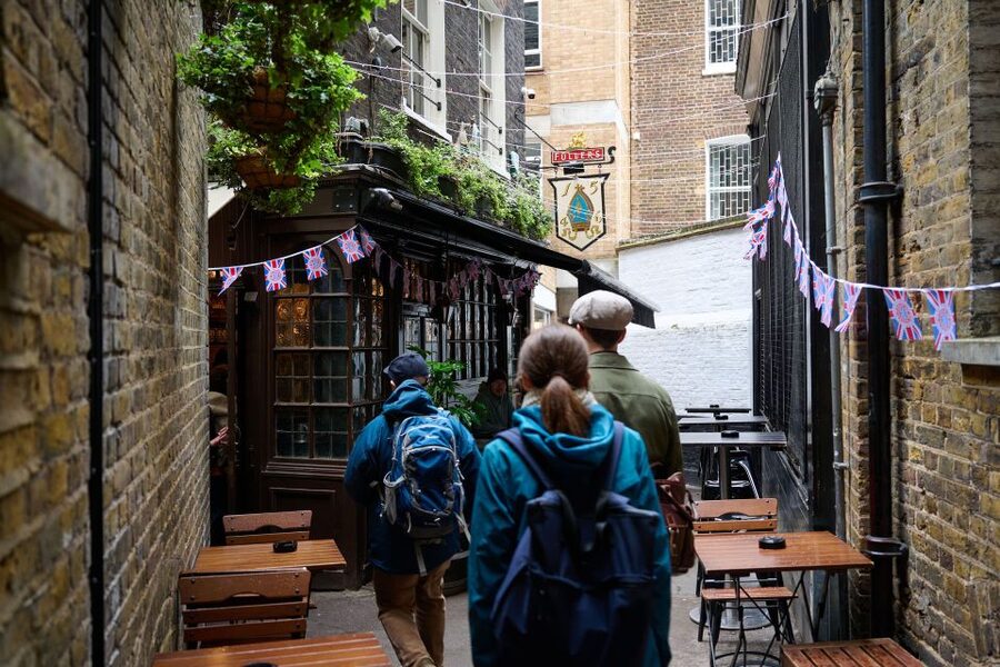 London: Historic Pubs, British Ales & Classic Dishes - Why four old pubs make a better London walk