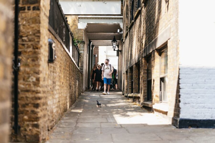 London: Historic Pubs of Central London Walking Tour - Starting outside St Paul’s and entering London’s pub story