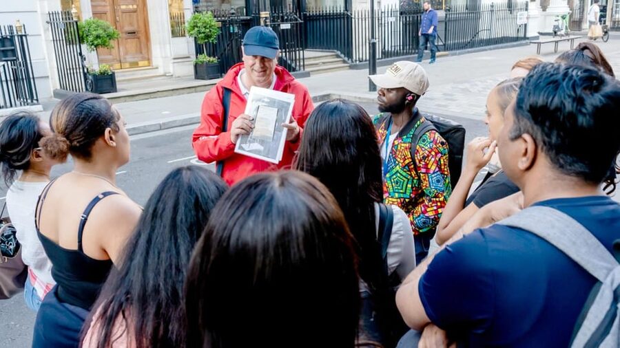 London: Hop-On Hop-Off Pass with Thames River Cruise 24 Hrs - Park and Palace Tour changes the mood