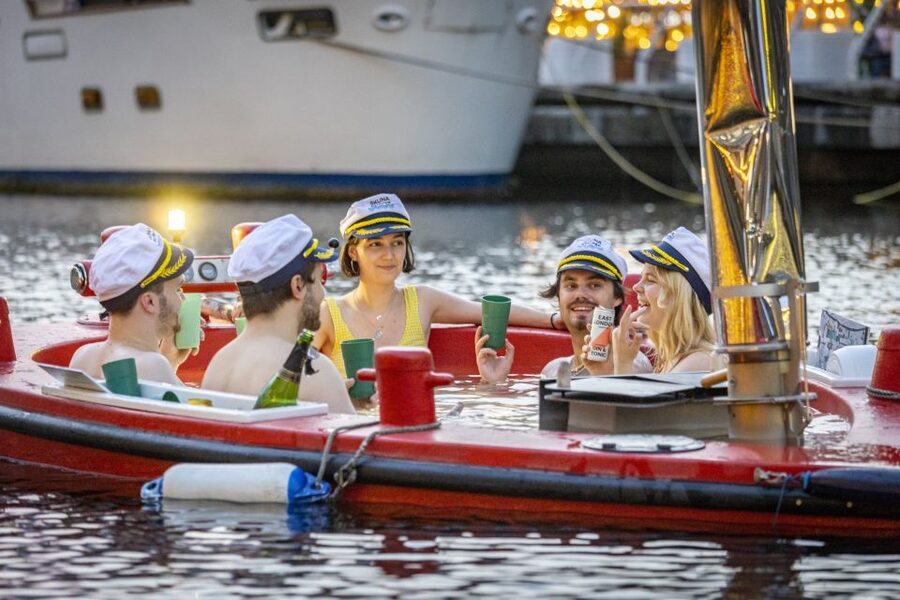 London: Hot Tub Boat Guided Historical Docklands Cruise - Why this Canary Wharf cruise feels different