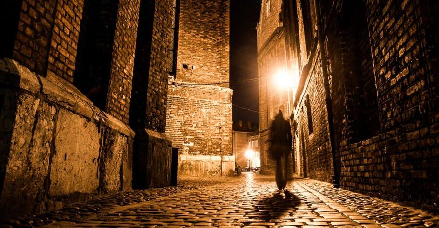 London: Jack The Ripper and Sherlock Holmes Bus Tour - Following Jack the Ripper into the East End