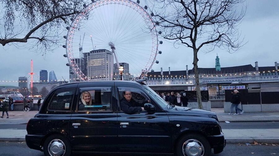 London: James Bond Shooting Locations Tour by Black Taxi - A black taxi is the right vehicle for this mission