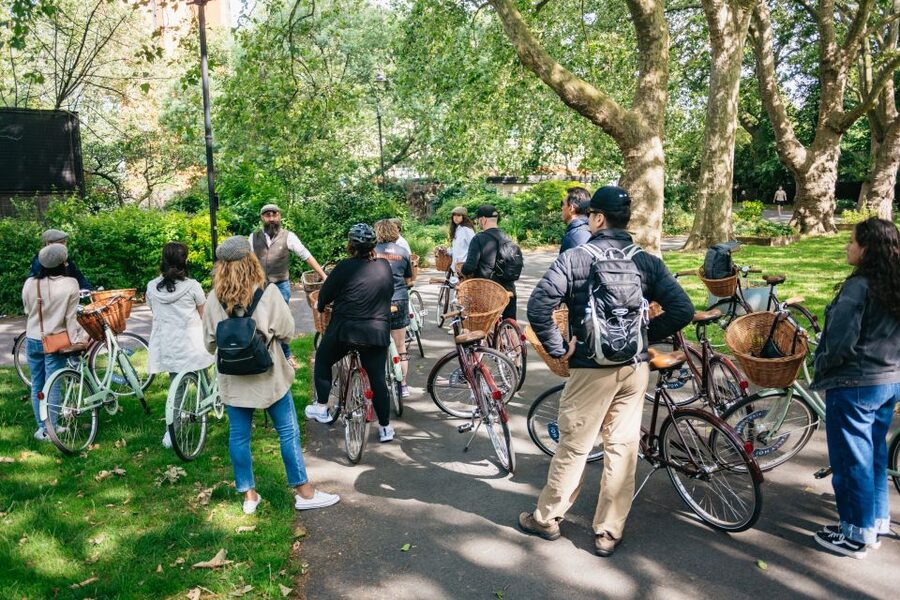 London: Landmarks & Secrets Bike Tour with Pub & Street Art - Why a bicycle is a smart way to see central London