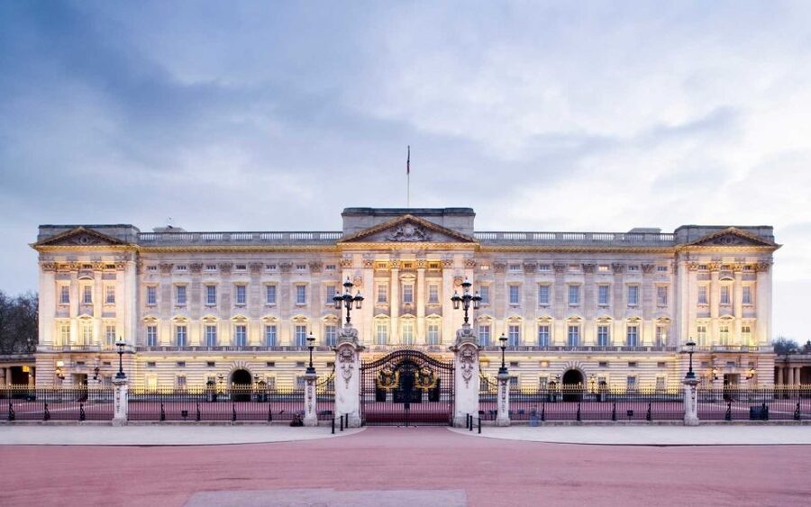 London: Palaces and Parliament Walking Tour - What the guides add to the experience