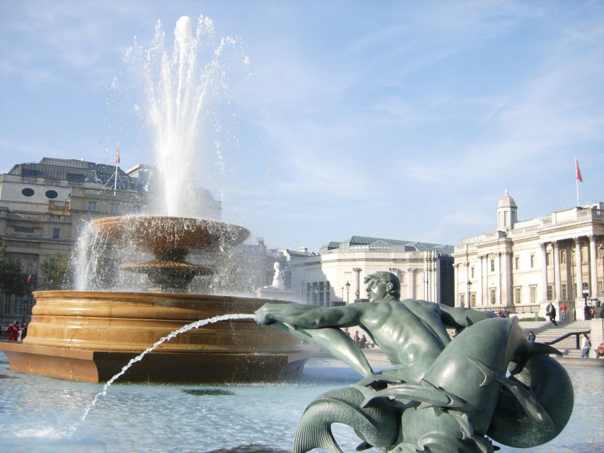 London: Private Walking Sightseeing Tour - Buckingham Palace and the morning guard ceremony