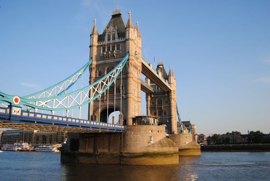 London: Private Walking Sightseeing Tour - Trafalgar Square and the National Gallery finish the route