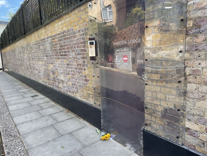 London: "Queen" Highlights Walking Tour - What the storytelling is like