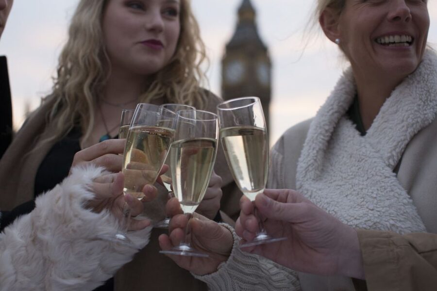 London: River Thames Evening Cruise with Bubbly and Canapés - Live music, dancing, and the mood onboard