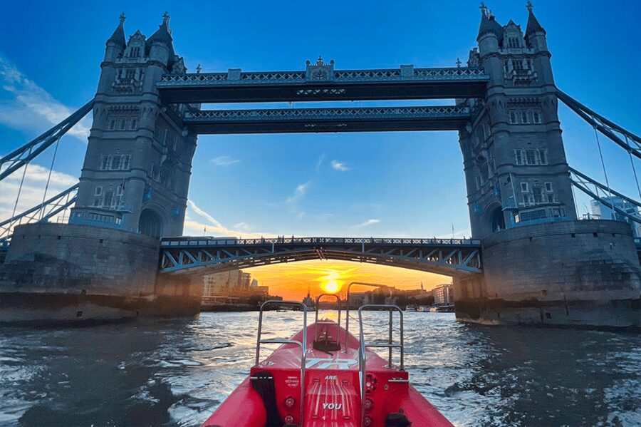 London: River Thames Sunset Speedboat Experience with Drink - Why this Thames ride feels different from a standard cruise