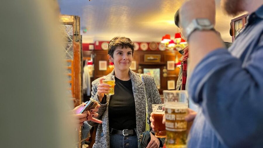 London: Royal Historic Pubs Walking Tour - Royal palaces, secret alleys, and unusual detours