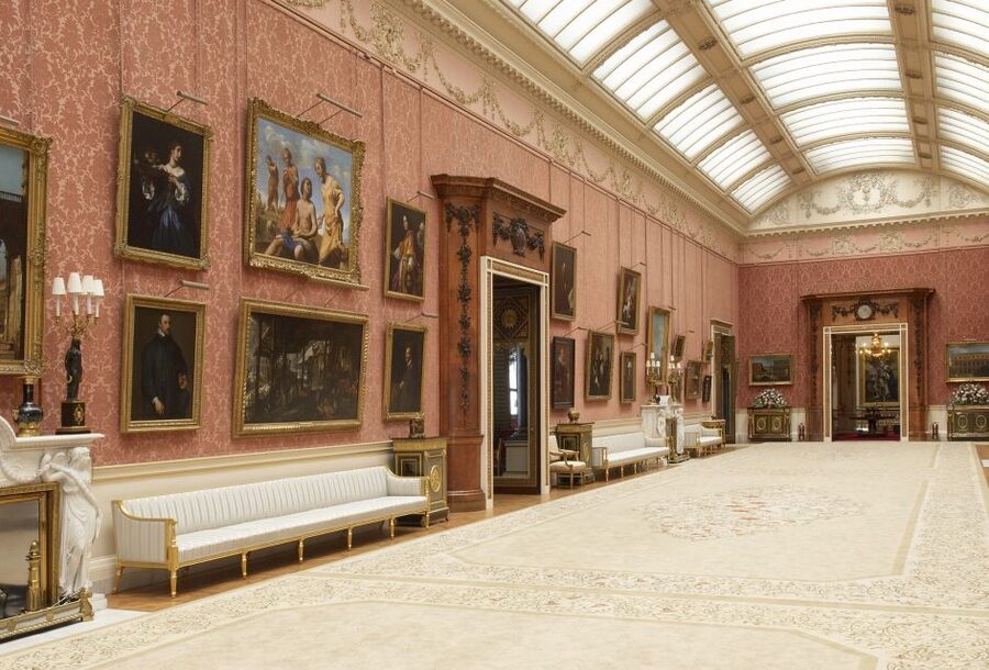 London: Royal Walking Tour and Buckingham Palace Audio Tour - The Mall gives you the grand approach
