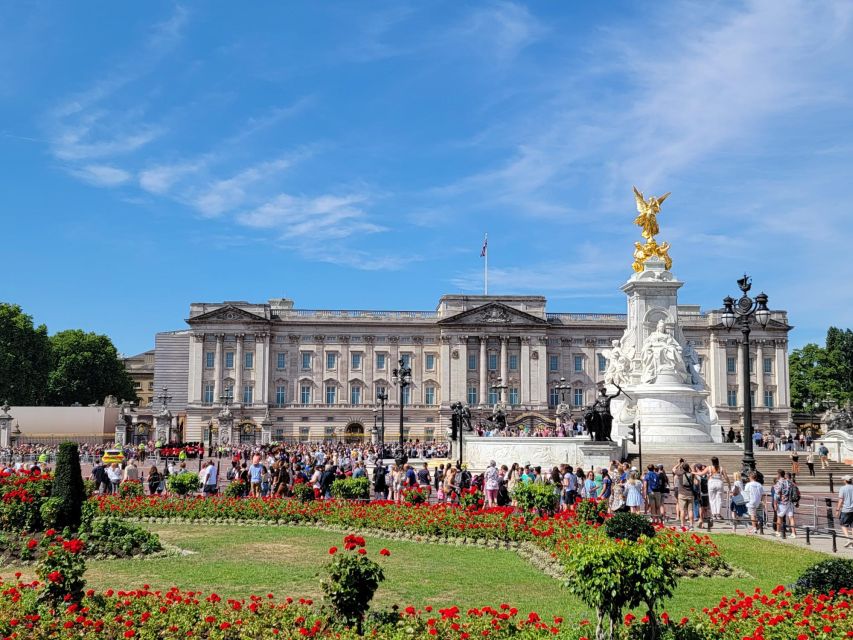 London: Royal Walking Tour and Buckingham Palace Audio Tour - The Victoria Memorial is your final photo stop