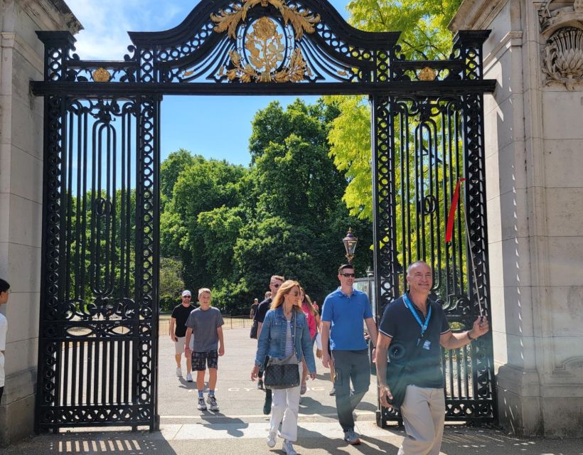 London: Royal Walking Tour and Buckingham Palace Audio Tour - Is $100 good value?