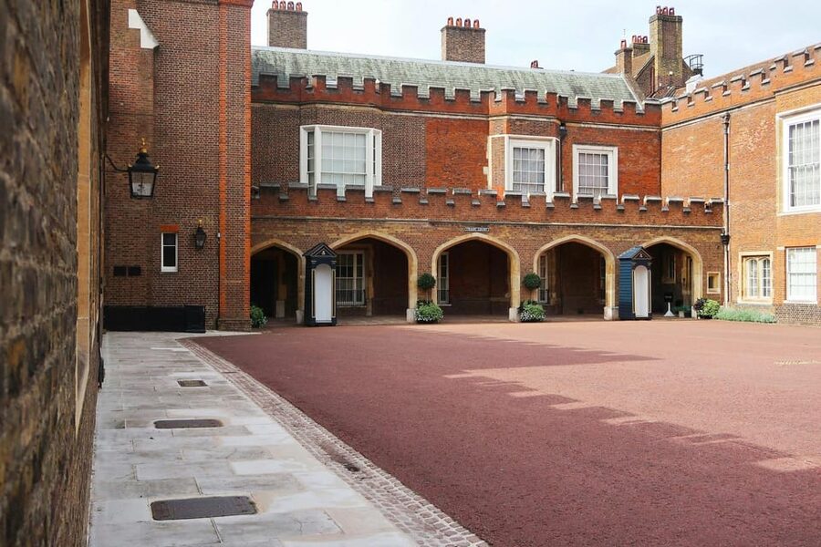 London: Royal Walking Tour with Guard Change & Royal Mews - Green Park and Clarence House