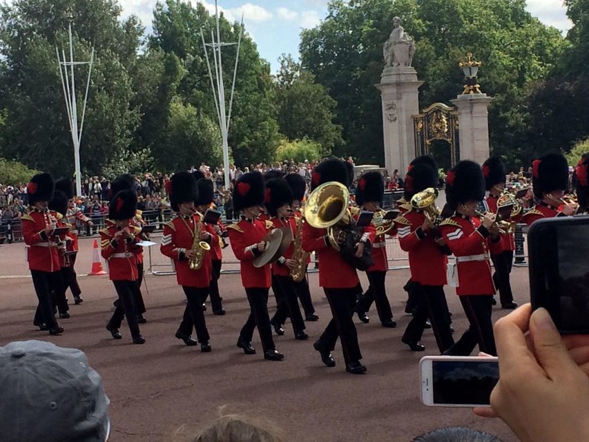 London: Royalty Walking Tour with Changing of The Guard - What the guides add to the morning