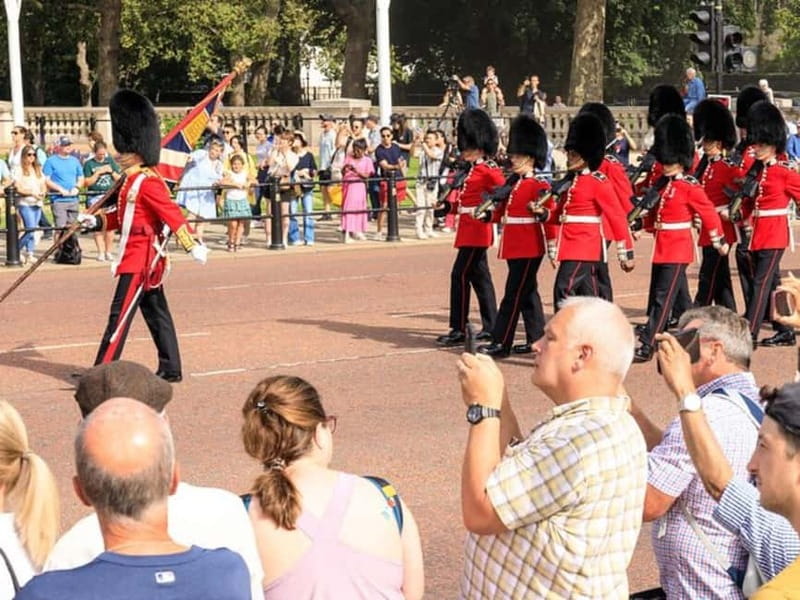 London: See 30+ Top Sights and Eat 8 British Foods Tour - The guides are a major part of the experience