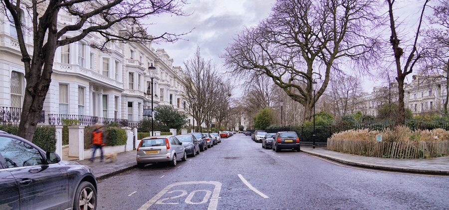 London: Self-Guided Notting Hill Walking Tour with an APP - How the app works on the street