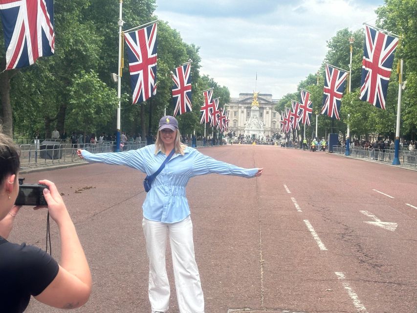 London: Sightseeing Black Cab Tour with Hotel Pickup - What your guide adds to the ride
