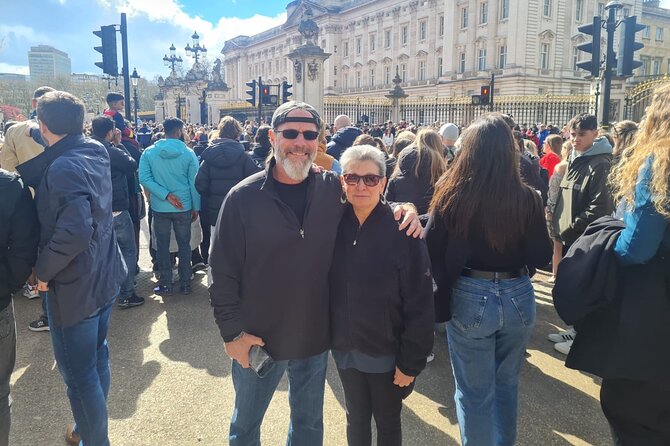London Sightseeing Private Black Cab Tour with Hotel Pick Up - Buckingham Palace brings in royal London