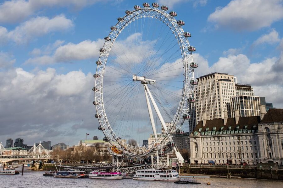 London: Thames River Cruise with Optional London Eye Ticket - The guides turn a short ride into a real tour