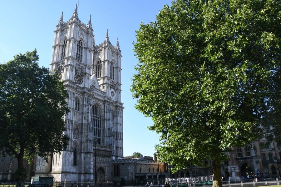 London: Top 30 Sights Walking Tour and London Dungeon Entry - Parliament Square, Westminster Abbey, and Big Ben