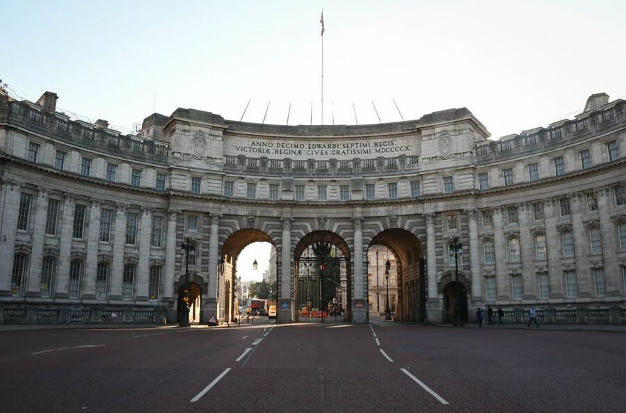 London: Top 30 Sights Walking Tour and London Dungeon Entry - Tower Bridge, the Tower of London, and the Square Mile