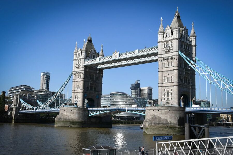 London: Top 30 Sights Walking Tour and Tower Bridge Exhibit - Guide quality and group atmosphere
