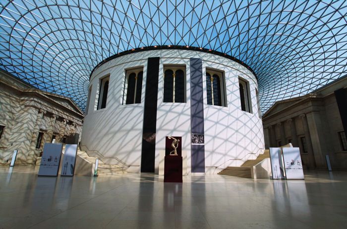 London: Tour of the British Museum - The Greek-style entrance and the Hall of Enlightenment