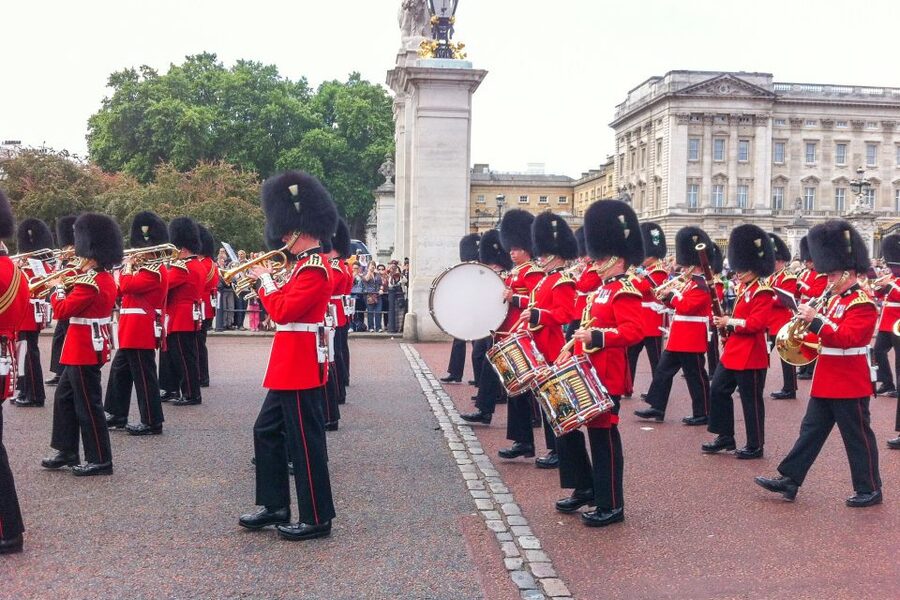 London: Tower of London & Changing of the Guard Experience - The walk from the Embankment to the palace