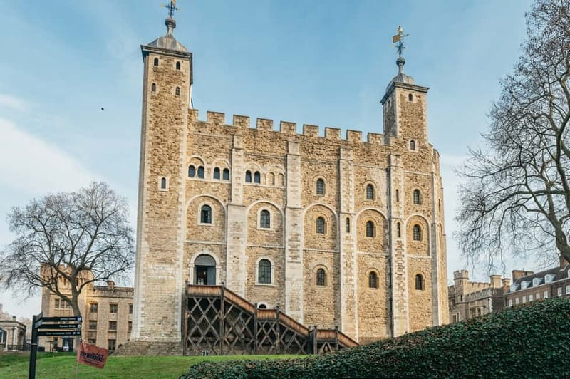 London: Tower of London Entry & Beefeater Private Audience - Seeing the Crown Jewels without wasting the morning