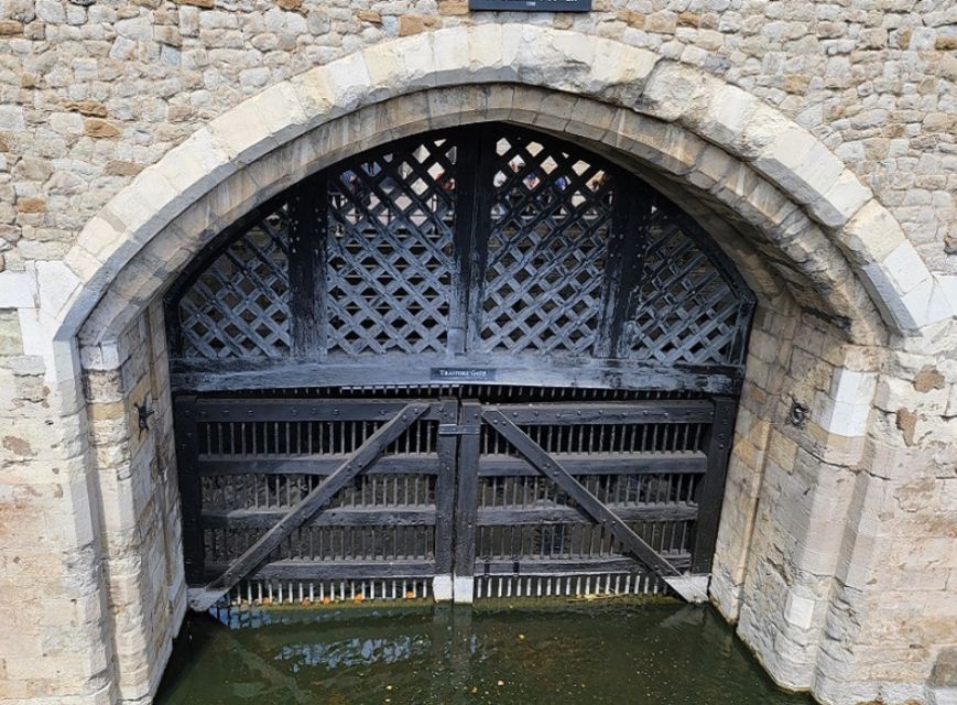 London: Tower of London Guided Tour with Boat Ride - The 105-minute guided route through the castle