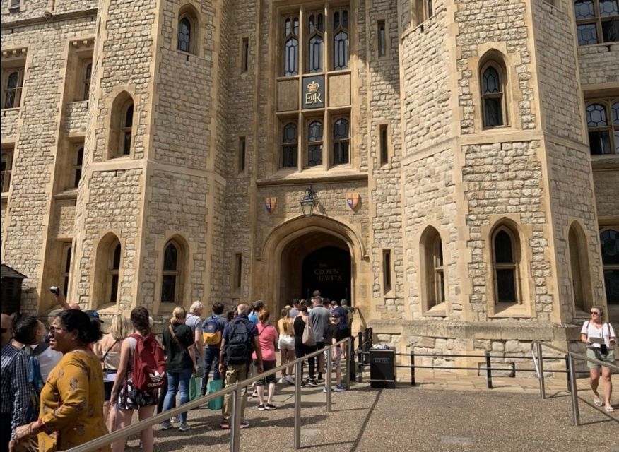 London: Tower of London Guided Tour with Boat Ride - Meeting at the Tower and getting inside