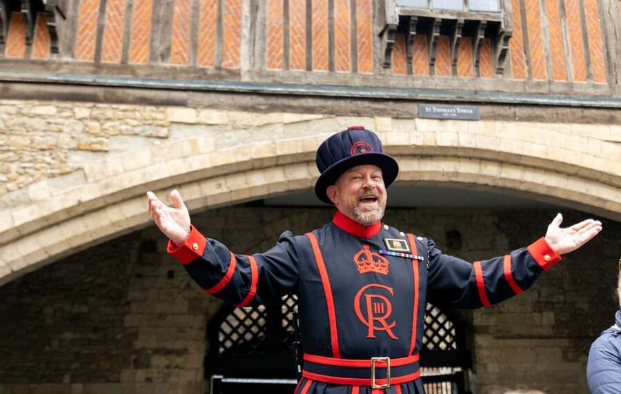 London: Tower of London, Thames Boat & Changing of the Guard - The 30-minute Thames boat ride