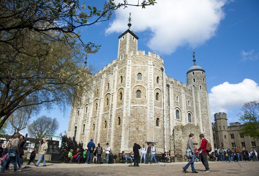 London: Tower of London, Thames Boat & Changing of the Guard - Finding a good view of the ceremony