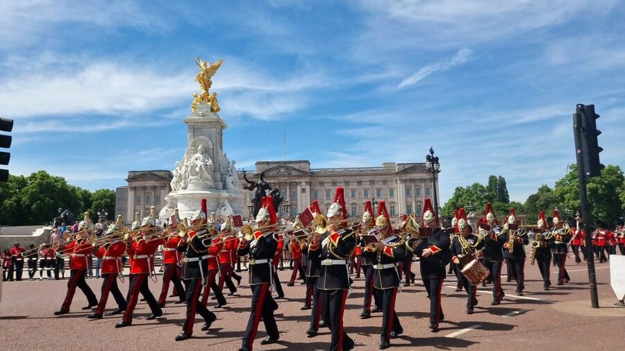 London: Westminster and Changing of the Guard Tour - Downing Street and Horse Guards Parade
