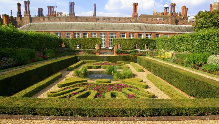 London: Windsor Castle & Henry VIII's Hampton Court Palace - Windsor Castle brings the monarchy into the present