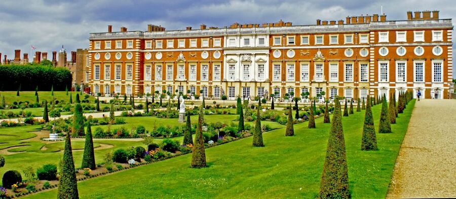 London: Windsor Castle & Henry VIII's Hampton Court Palace - How the guiding style affects your day