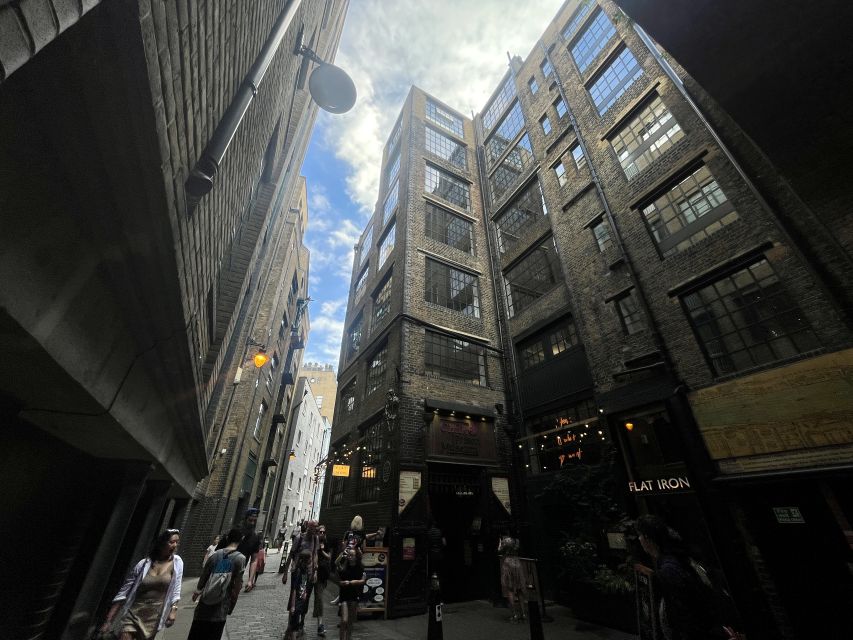 London: Witches and History Bankside Walking Tour - Meeting a witch beside London Bridge